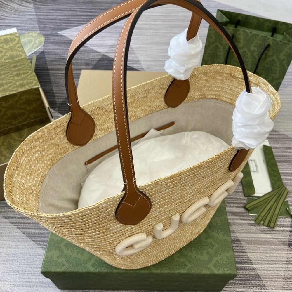 Gucci Medium straw tote with Gucci patch 779530 