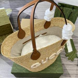 Gucci Medium straw tote with Gucci patch 779530 