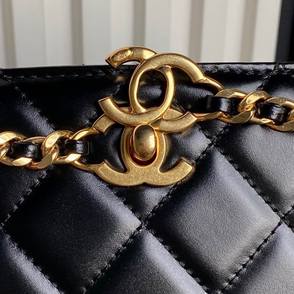 Chanel clutch bag shiny lambskin gold tone 21x16x7cm Bags