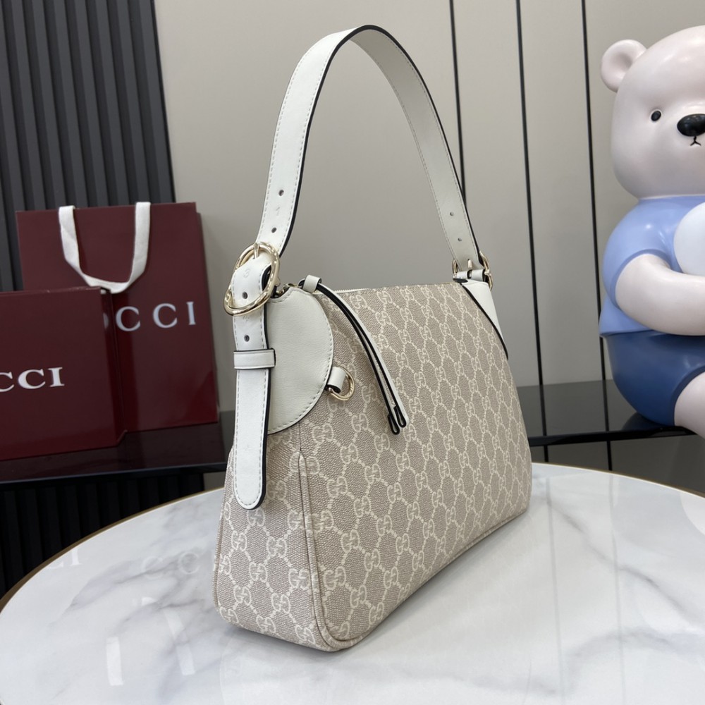 Gucci GG Emblem medium shoulder bag 815216 31.5x21x8cm Bags