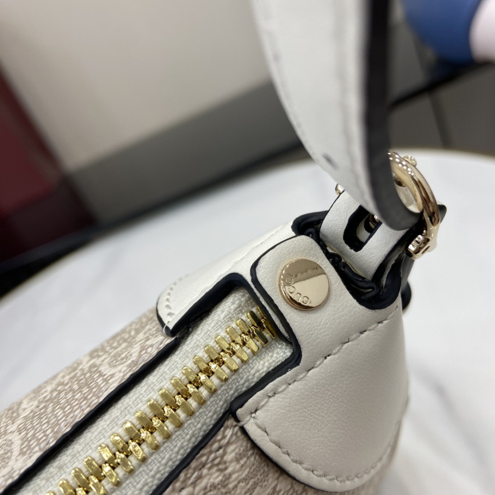 Gucci GG Emblem medium shoulder bag 815216 31.5x21x8cm Bags