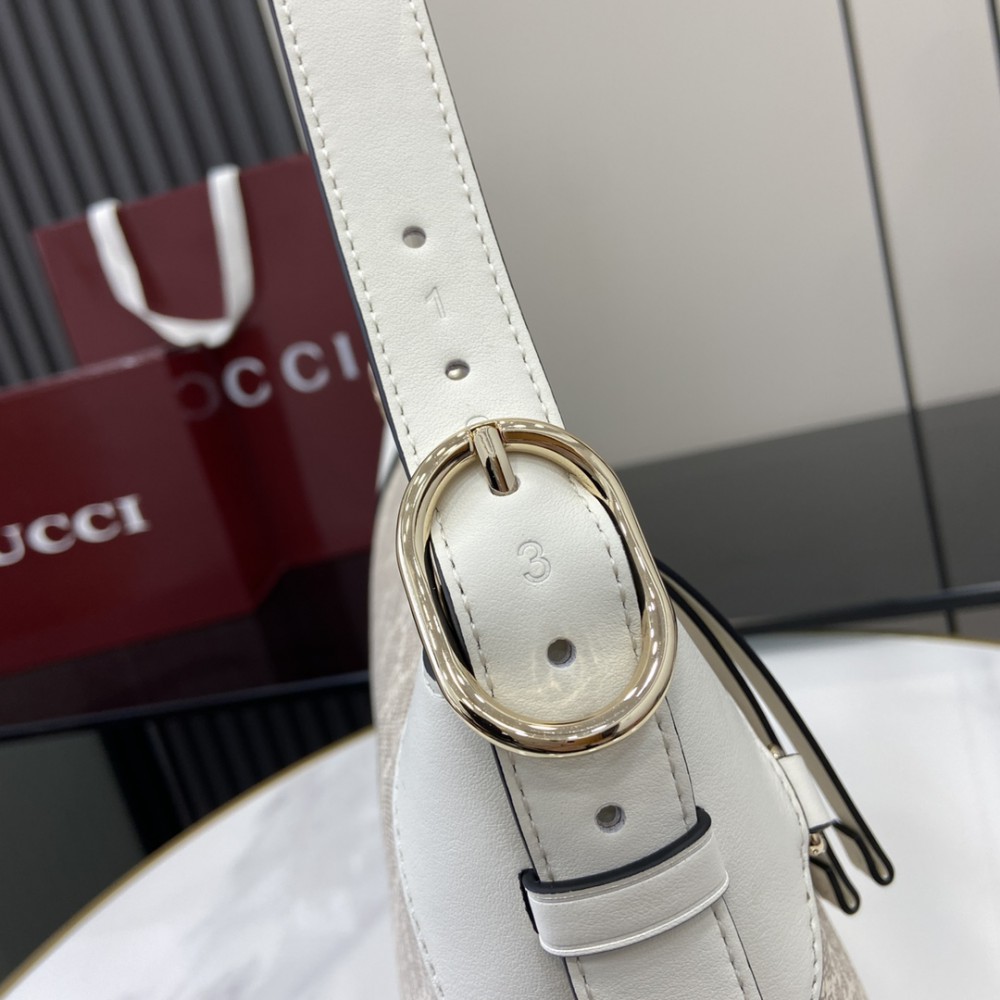 Gucci GG Emblem medium shoulder bag 815216 31.5x21x8cm Bags