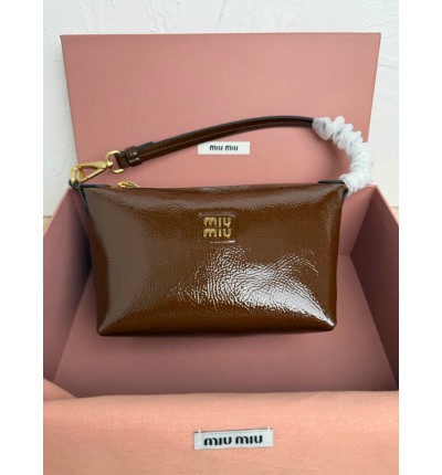 Miu Miu Naplak patent leather pouch 18.5x14x10cm