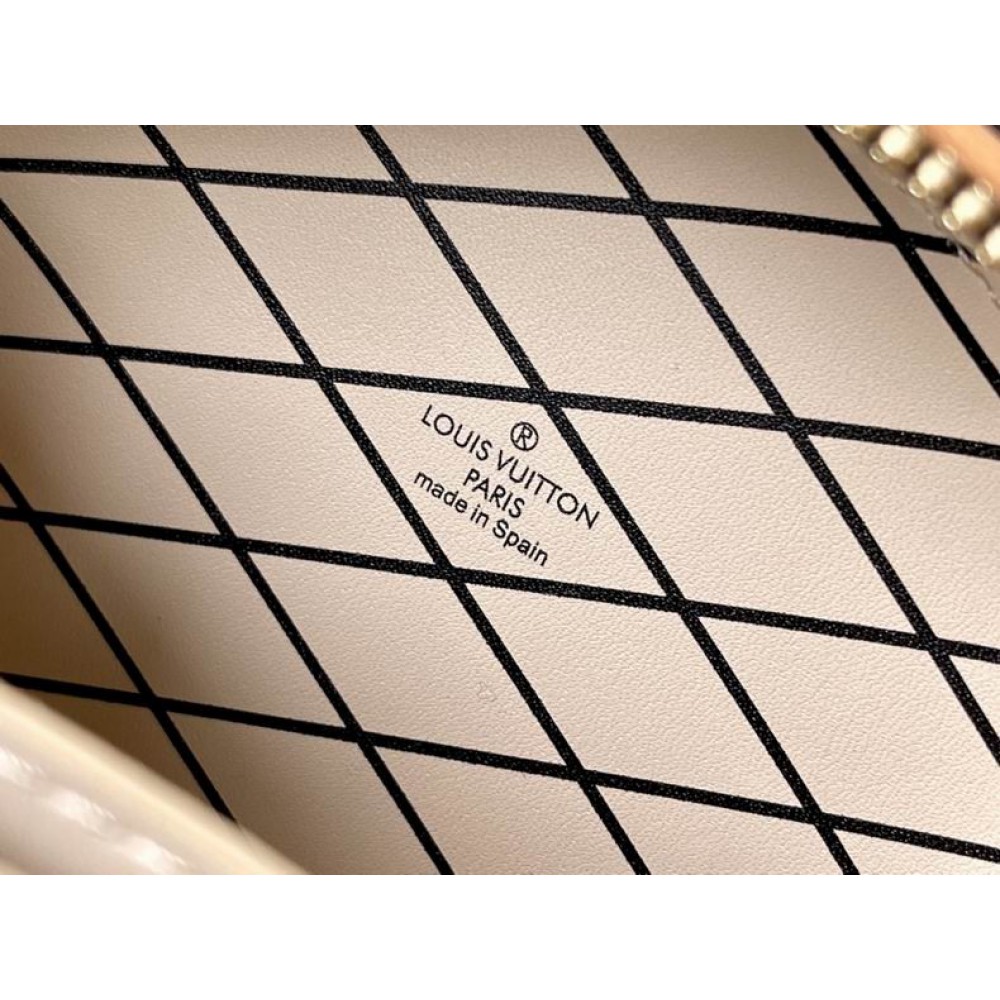 Lv Boite Chapeau 13x12x6.5 cm  Bags