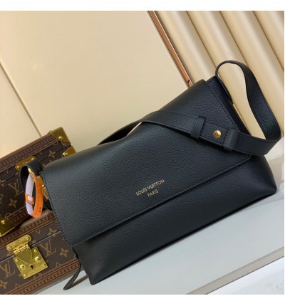 Lv Low Key messenger M13148 30x18x12cm