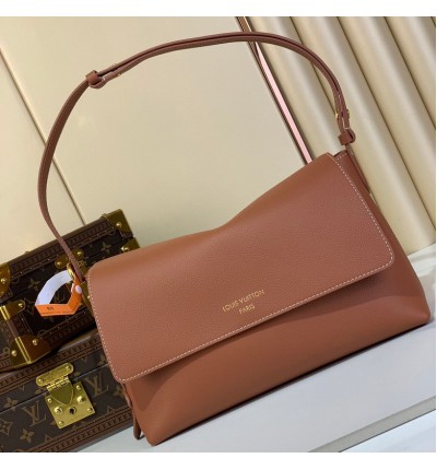 Lv Low Key messenger M13148 30x18x12cm