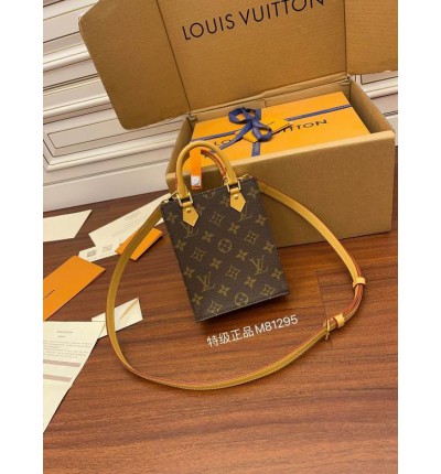 Lv Petit Sac Plat M81295 14x17x5cm
